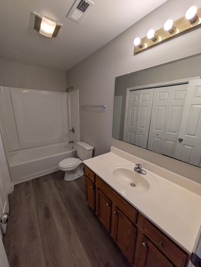 Building Photo - 2BD/1BA Duplex in Newton