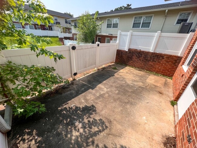Building Photo - Adorable 2 bedroom, 2 1/2 bathroom townhom...