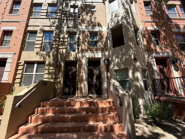 Building Photo - 555 W 6th St