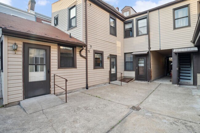 Building Photo - 2720 Sarah St