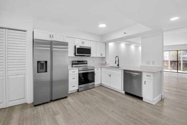 Building Photo - 14475 Strathmore Ln