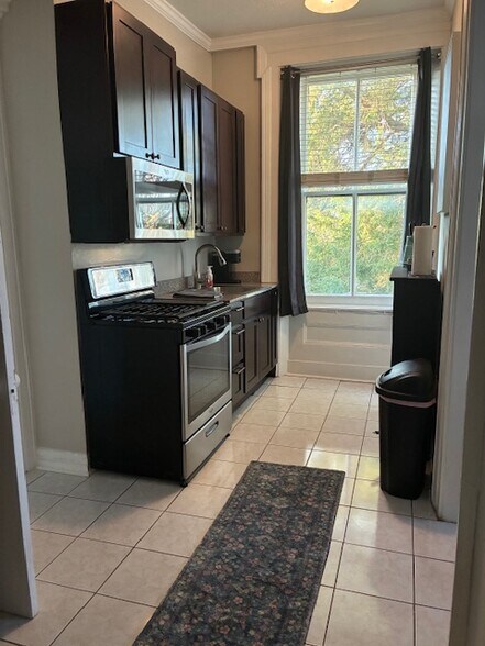 Building Photo - 605 SE Riverside Dr