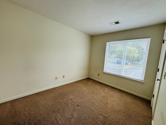 Building Photo - 4 Bedroom 2 Bath