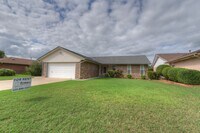 Building Photo - 307 Vickie Dr