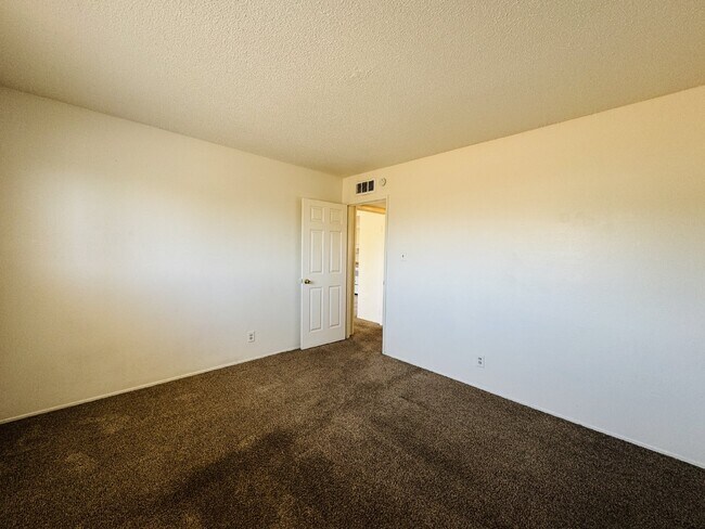 Building Photo - Conveniently Located Downstairs 2 bed, 1 b...