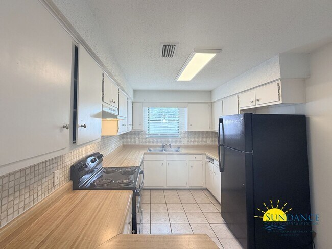 Building Photo - Beautiful 2 Bedroom townhome in Fort Walton Beach in between Hurlburt Field & Eglin Airforce Base!