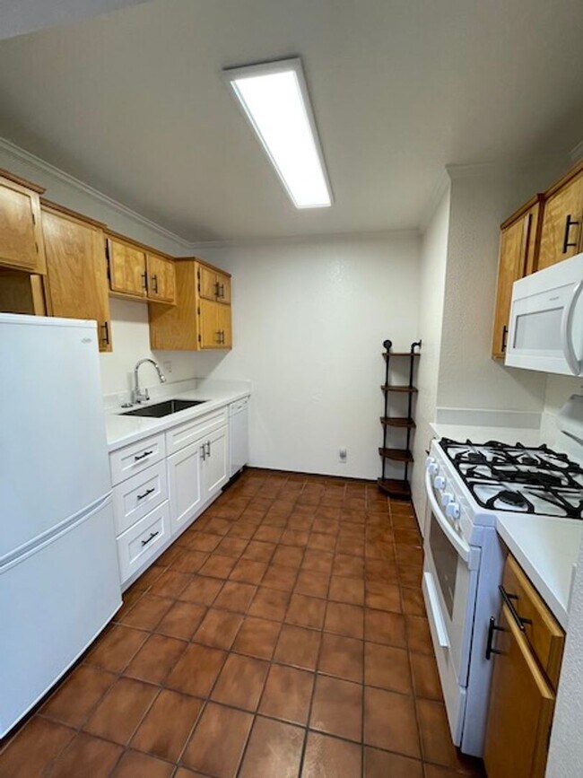Building Photo - Comfortable 2bd/2bath Condo with garage of...