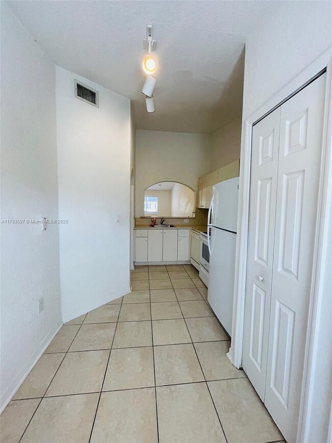 Building Photo - 940 NE 34th Ave