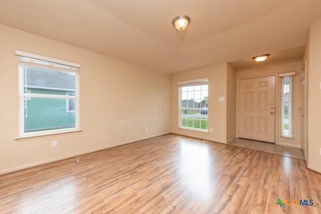 Building Photo - 132 Talon Dr