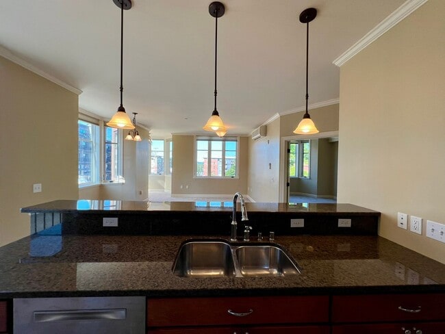 Building Photo - Spacious 2 Bedroom Condo in Fairhaven!