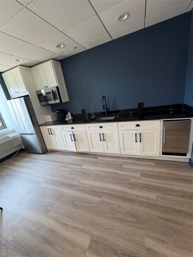 Building Photo - 100 W Broadway