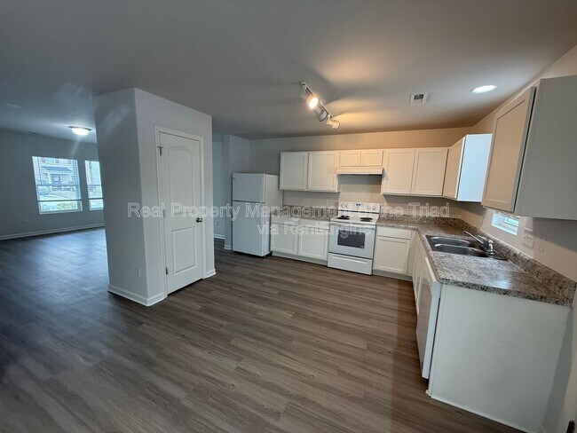 Building Photo - 3904 Vershire Ave