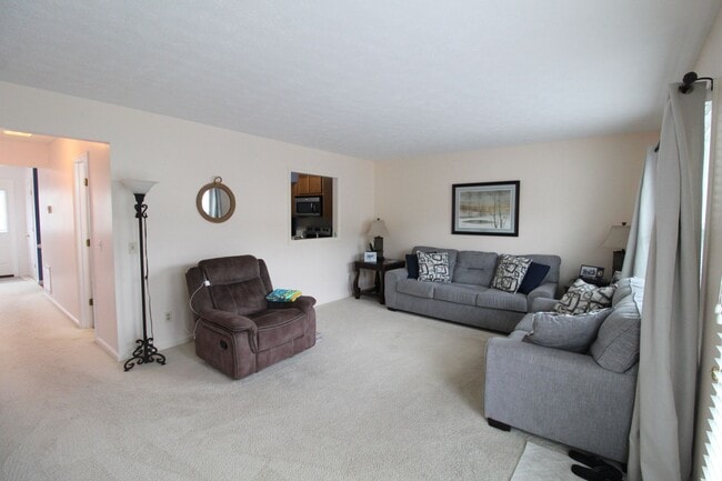 Building Photo - Charming 3-Bedroom Townhome for Rent with ...