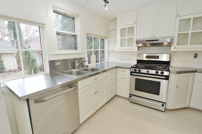 Building Photo - Charming Cottage Style North End Home