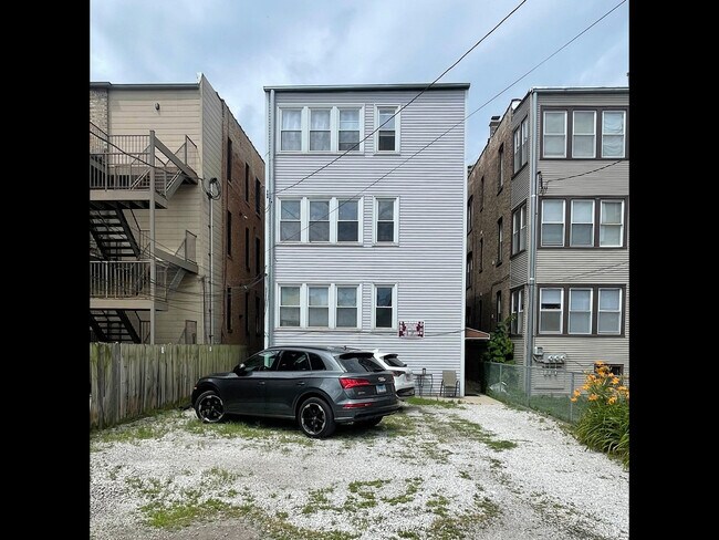 Building Photo - 4335 N Sacramento Ave
