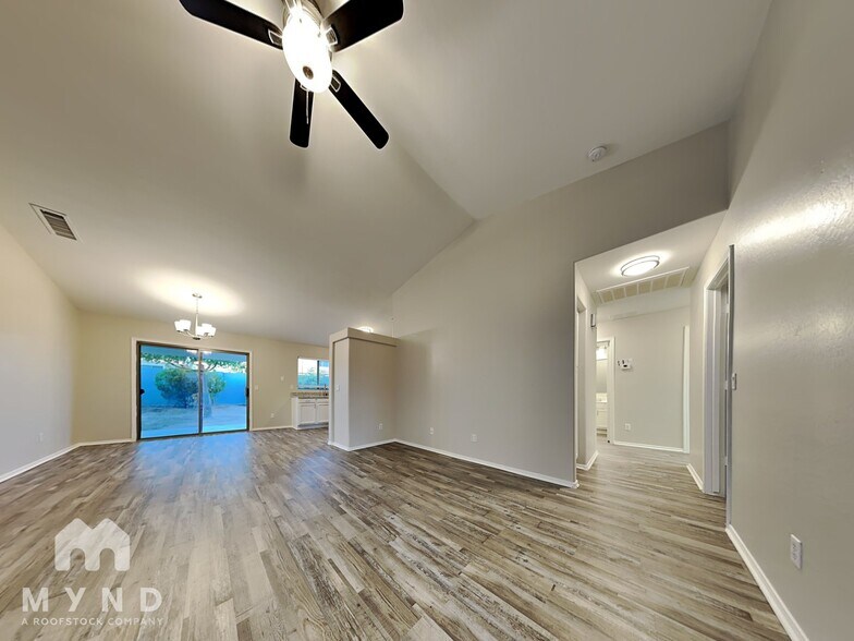 Building Photo - 10740 W Mountain View Dr