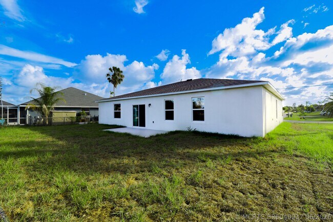 Building Photo - 2061 SE Mantua St