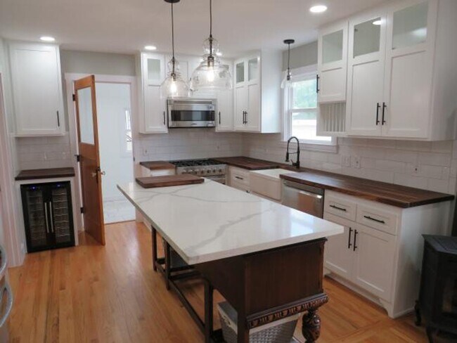 Building Photo - 2043-2045 Swazey St