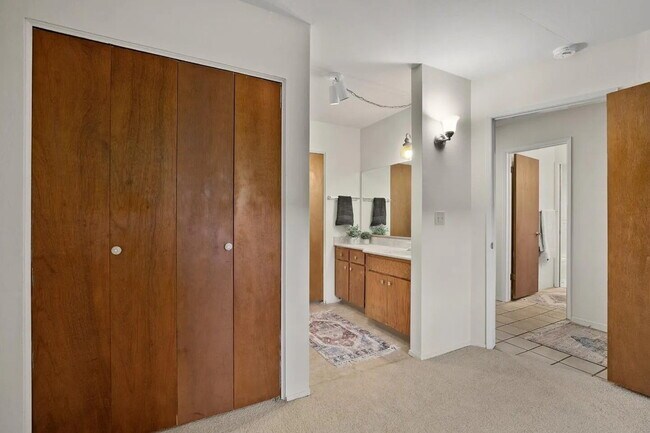 Building Photo - "Charming 3-Bed, 2-Bath Oasis in Capitola's Prime Park Ave Location"