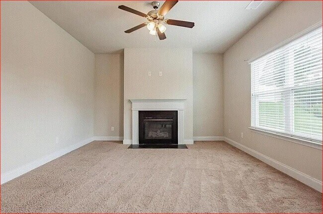 Building Photo - 2508 Fallenleaf Ct NE