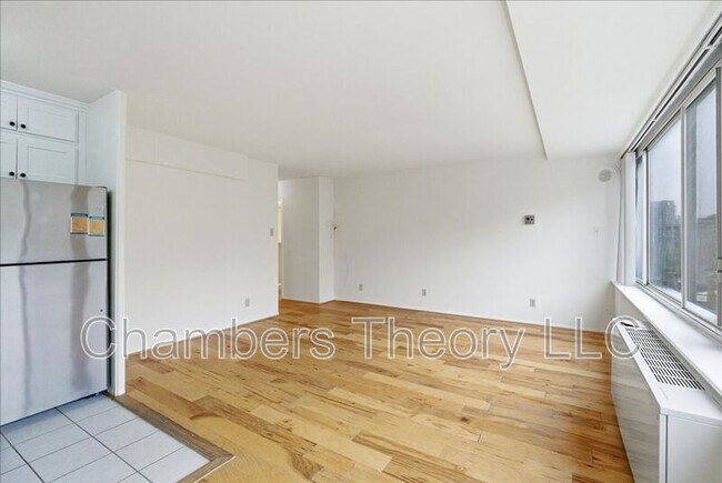 Building Photo - 1210 N Taft St