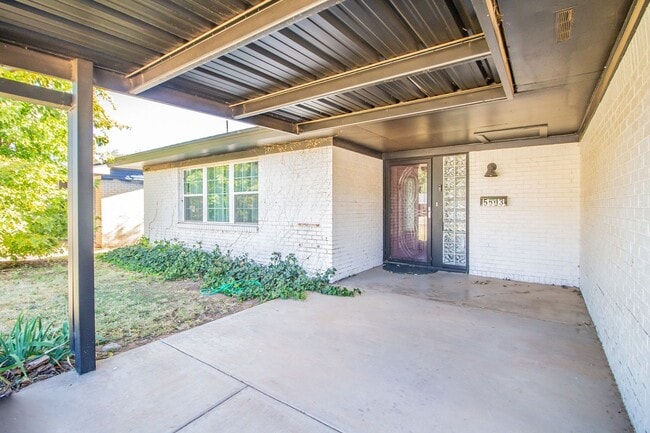 Building Photo - Spacious & Updated 4/2