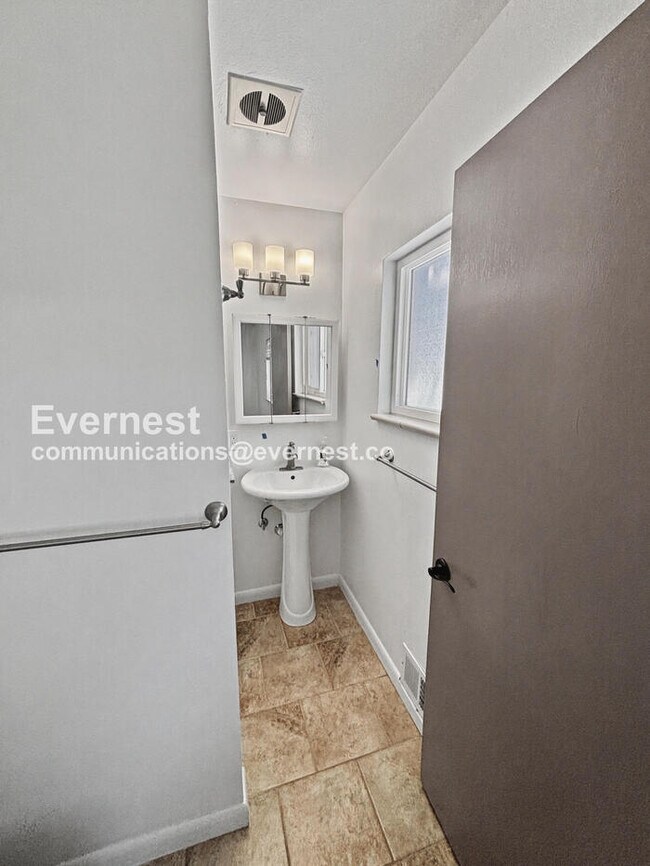 Building Photo - 4 Bed/3 Bath Home with Fenced Yard & Garage / Available Now!