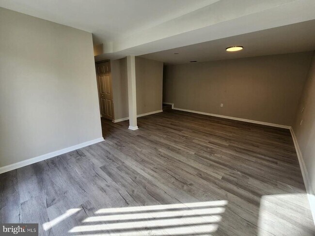 Building Photo - 5625 Reardon Ln