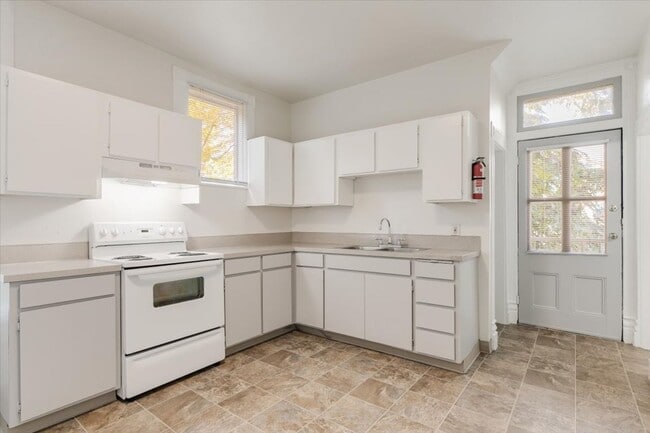 Building Photo - Beautiful 3 Bedroom Duplex Located in Goose Hollow!