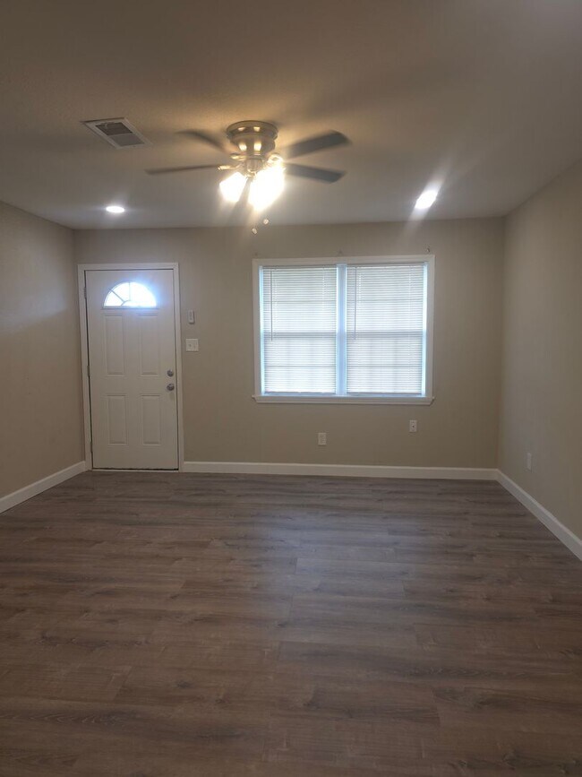 Building Photo - 3 Bed | 2.5 Bath Rental in North Lake Charles