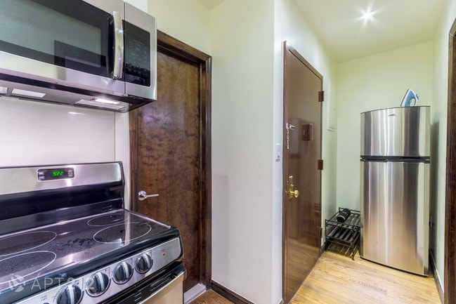 Building Photo - 111 E 39th St