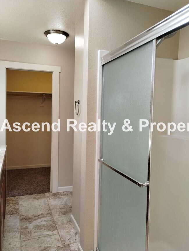 Building Photo - Spacious One Level Open Floor Plan with La...