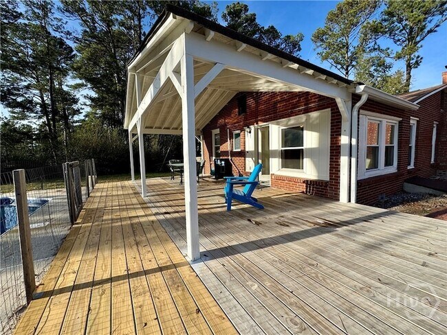 Building Photo - 233 Quacco Rd