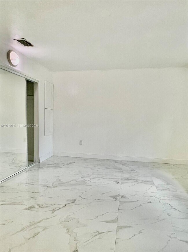 Building Photo - 321 NE 170th St