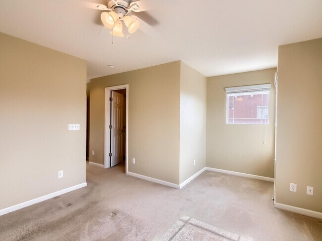 Building Photo - 2 Bedroom Townhome in Denver
