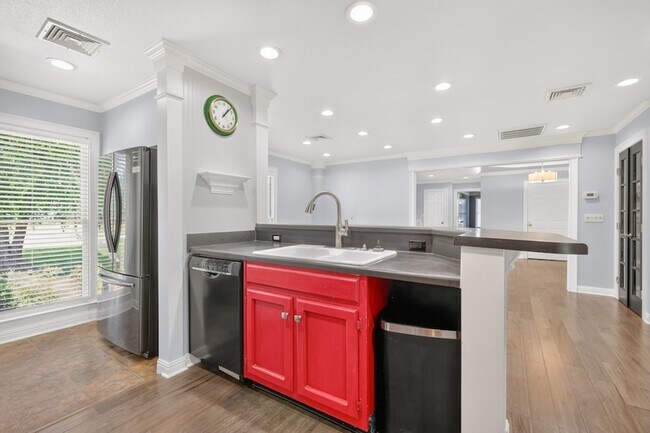 Building Photo - 3215 Arthur Dr