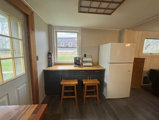 Building Photo - 10 Meadow St