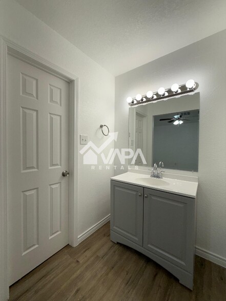 Building Photo - 5212 Vinecrest Cir