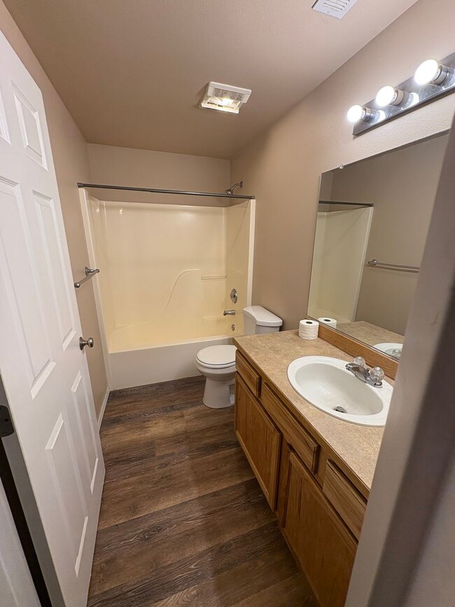 Building Photo - Updated Unit Close to Little League Fields