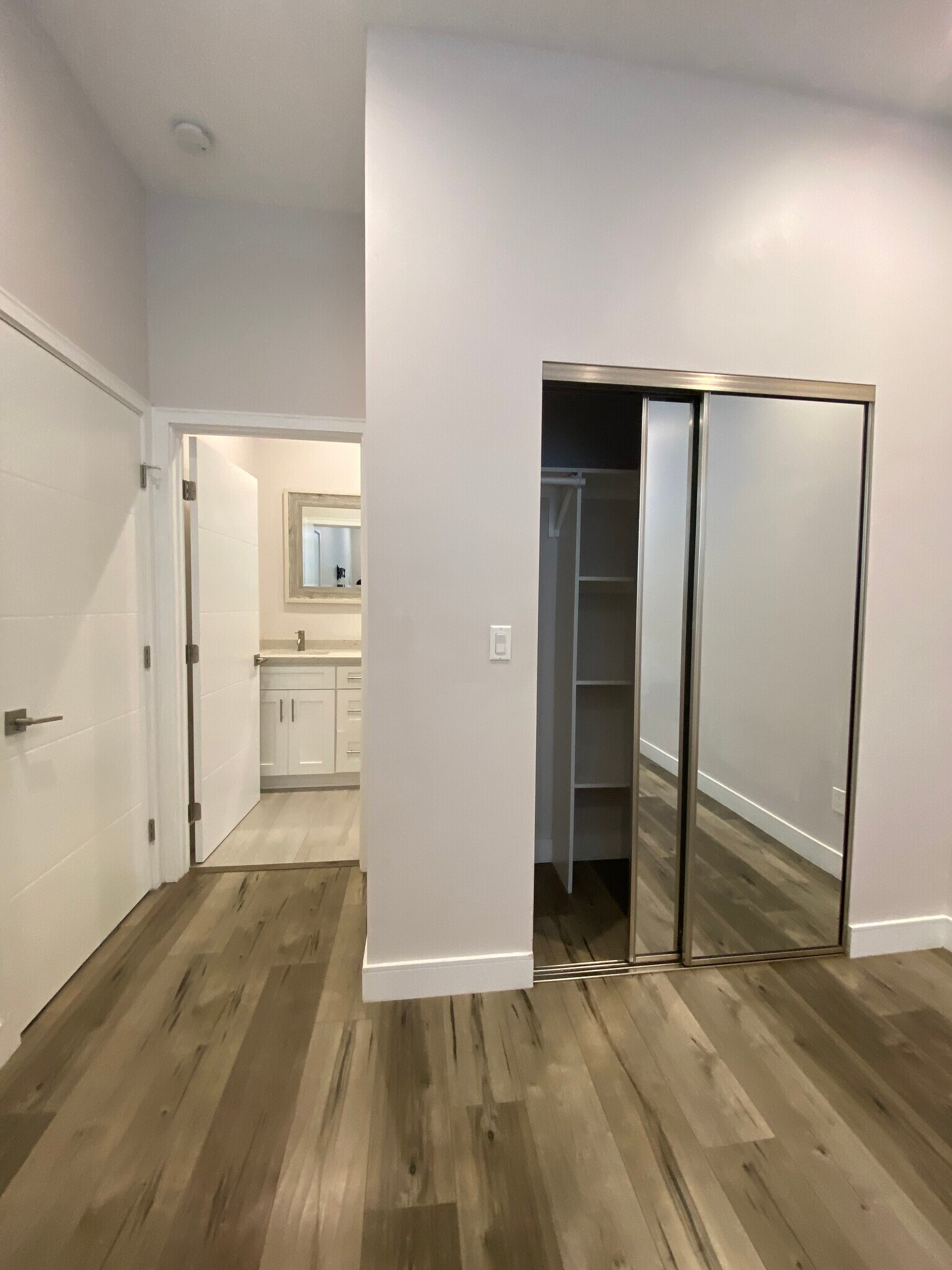 Building Photo - 3955 S Budlong Ave