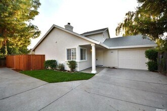 Building Photo - Large home in South Davis