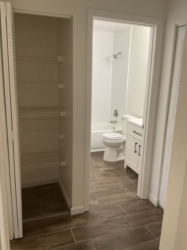 Building Photo - Beautiful Newly Renovated 2 Bedroom 2 Bath...