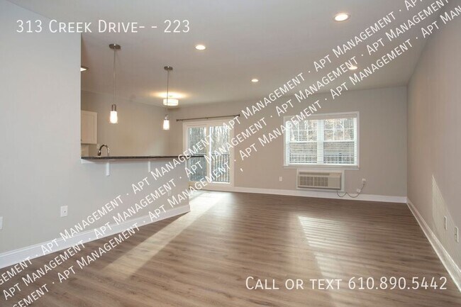 Building Photo - 313 Creek Dr