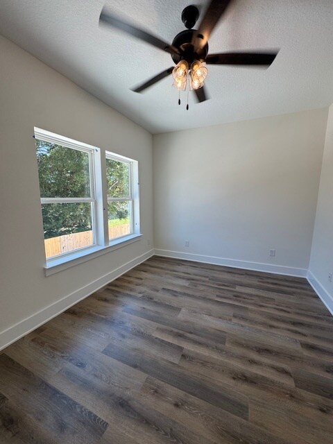 Bedroom 2 with bathroom - 580 N De Villiers St