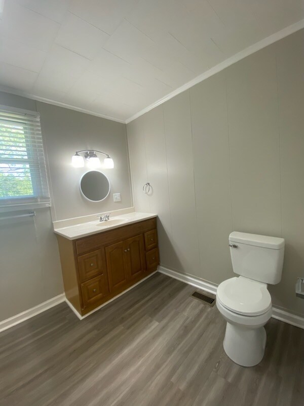 Building Photo - 3 Bedroom, 2 bath Home