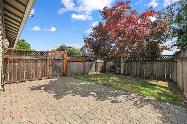 Building Photo - MOVE IN READY! 2 bed, 2 bath townhouse. No...