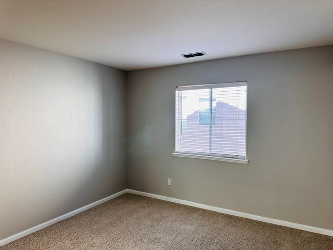 Building Photo - Full Bedroom and Bathroom Downstairs