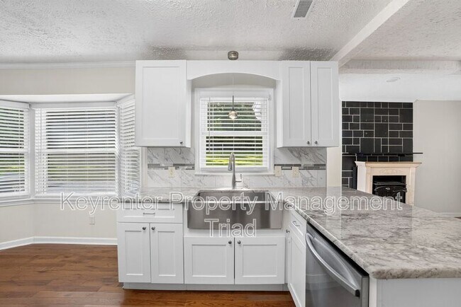 Building Photo - 5108 Lakeshore Ct