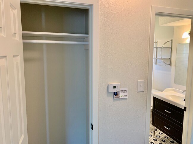 Building Photo - Remodeled & Stunning 2/1 Duplex in South A...