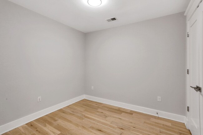 Building Photo - 1 Bedroom + Den/Office! 1 month free for l...